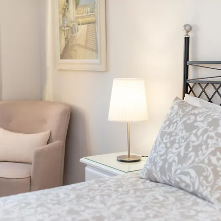 Fee4me: First Line Luxury Apartment