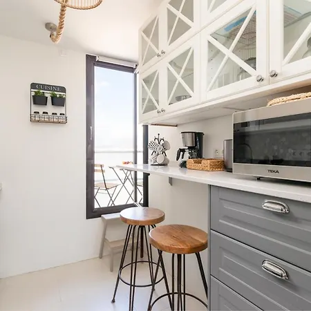 Fee4me: First Line Luxury Apartment